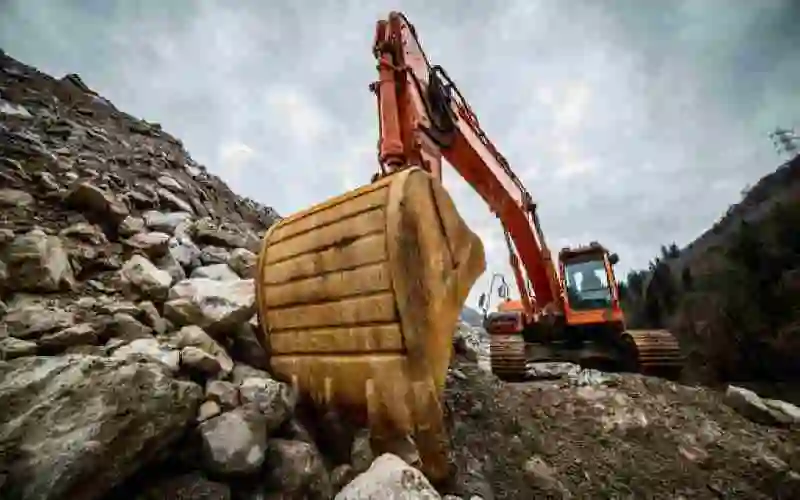 Excavator pe șenile pe teren dificil