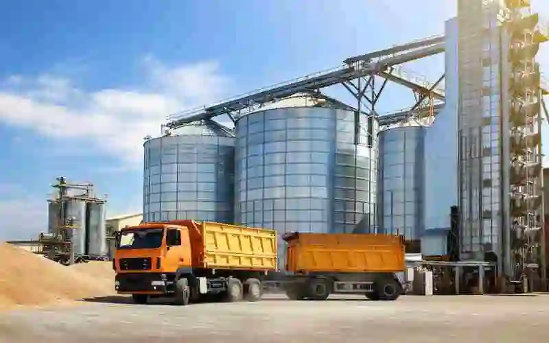 Camion greu pentru transport pe șantier